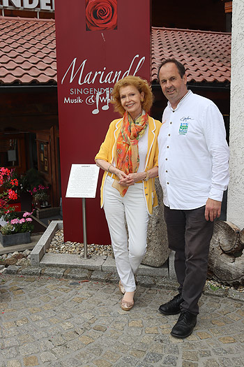 Jutta Kammann mit Wirt Stefan Dietl (©Foto: Martin Schmitz)